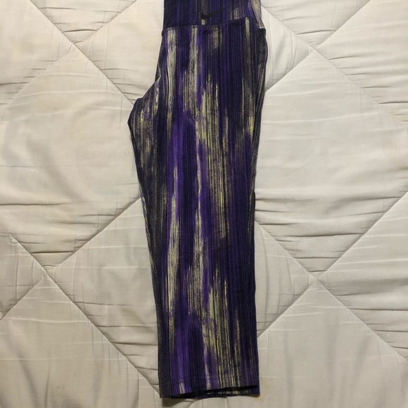 Nike Workout Crops - Picture 4 of 4